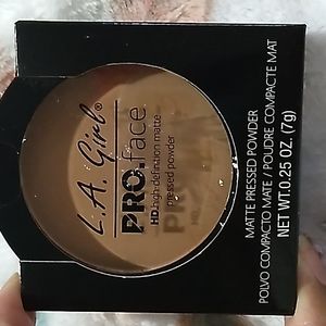 L.A Girl Pro. Face matte presses powder